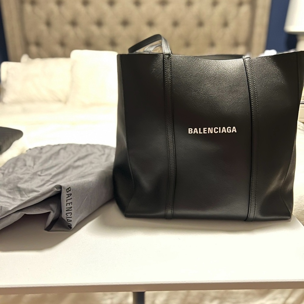 BALENCIAGA WOMEN'S EVERYDAY SMALL TOTE BAG IN BLACK - Picture 4 of 5